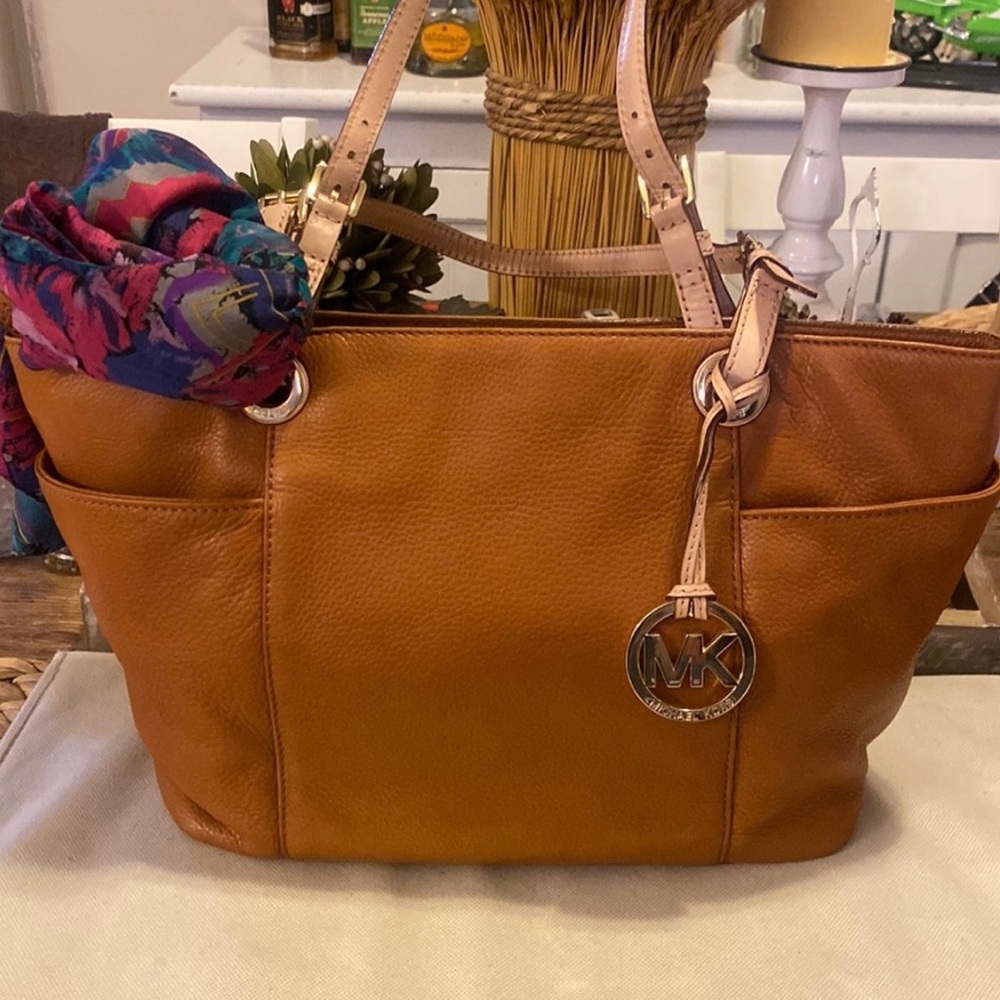 Michael Kors Shoulder Bag, 14 x 10 x 4 with 10” drop, Good Condition